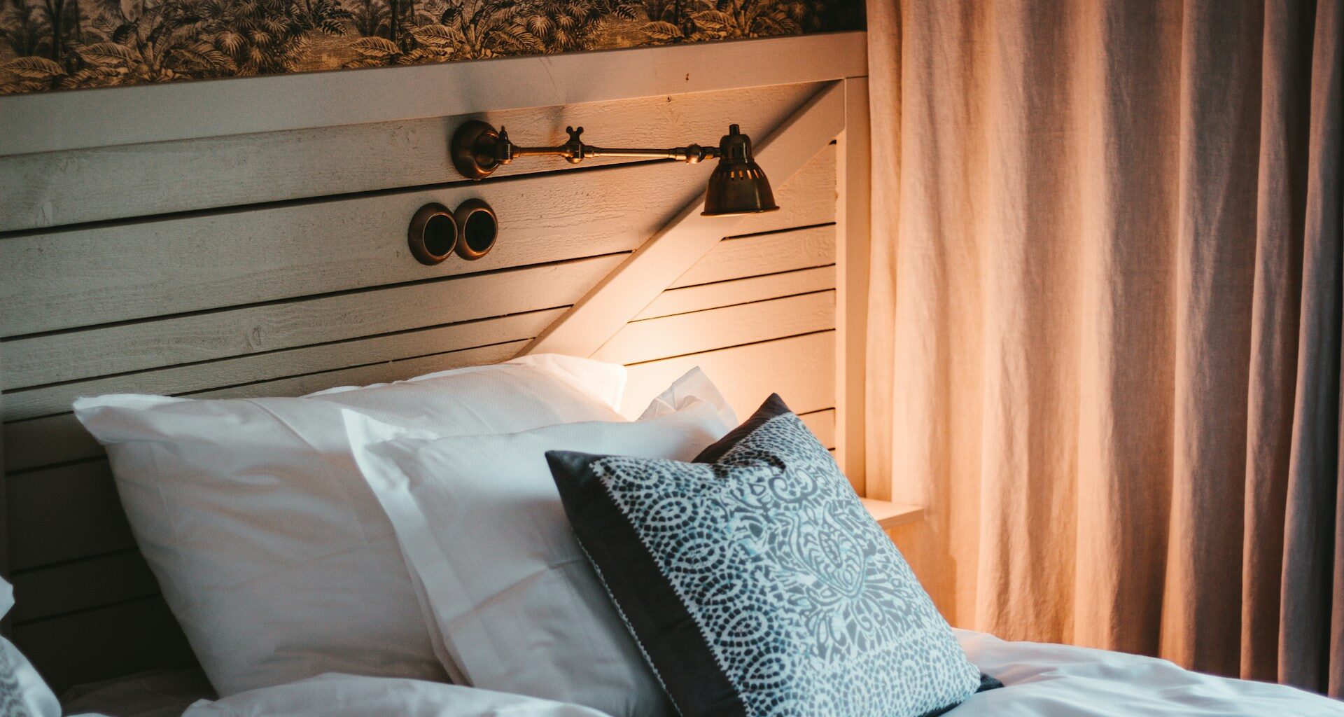 Kinderkamer veilig maken: waarom die standaard pluggen de prullenbak in moeten