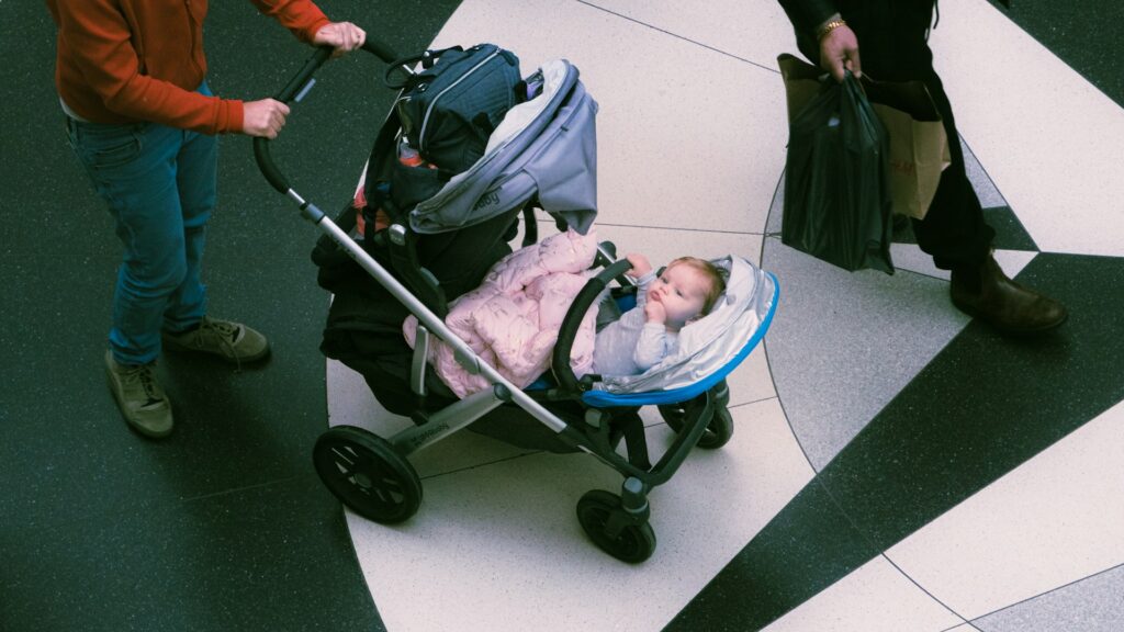 Vliegen met je baby? Zo wordt reizen met een kinderwagen een eitje