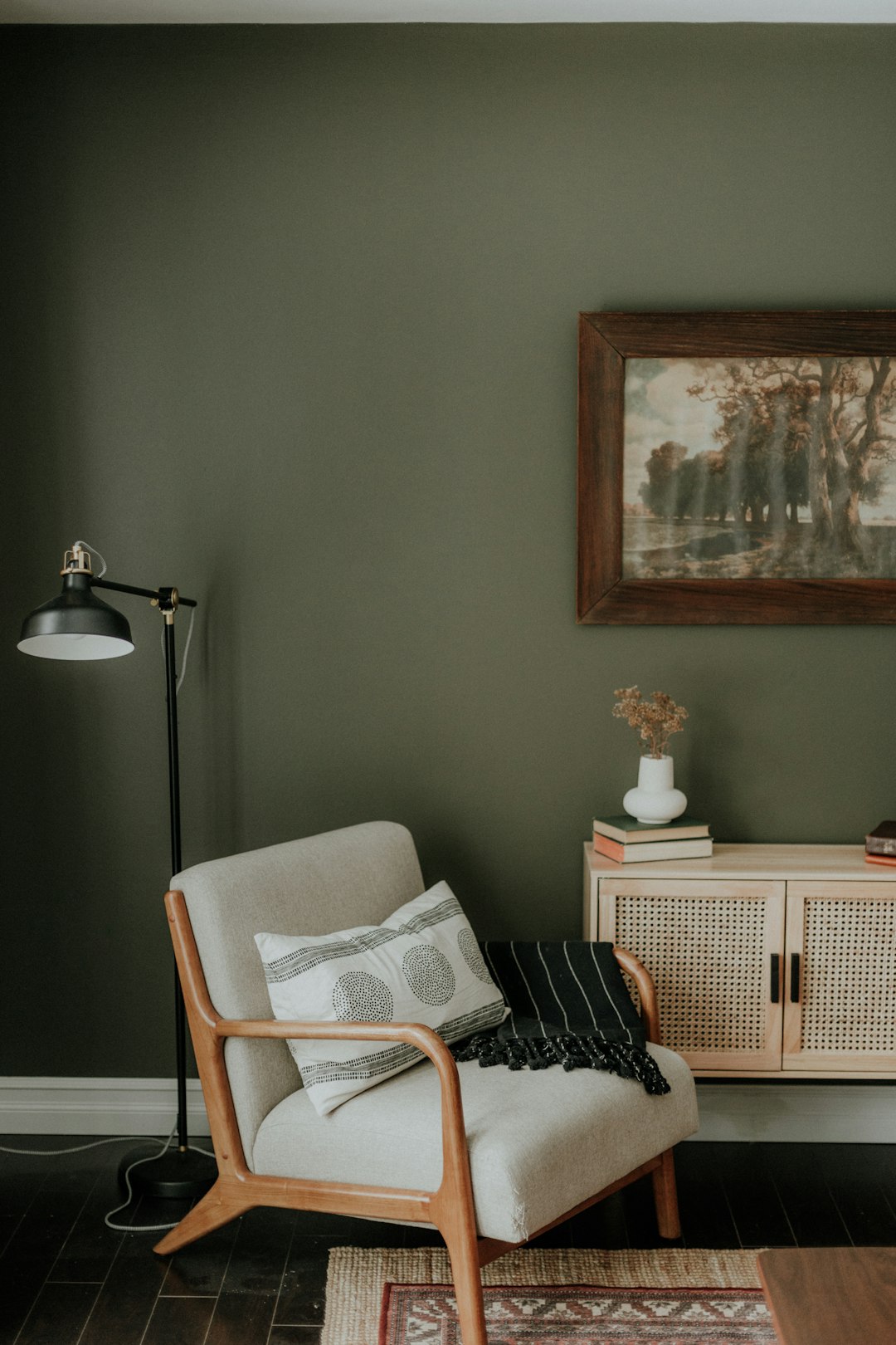 Babykamer met saliegroene muur en rustige inrichting