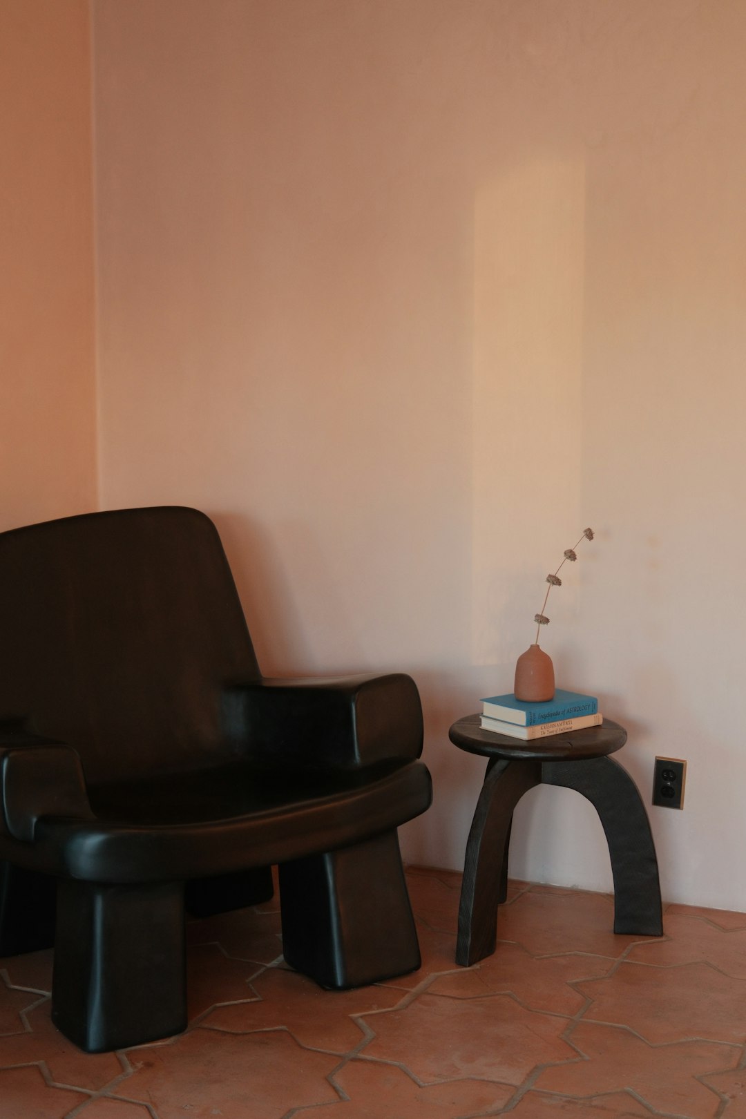 Babykamer met terracotta muur en houten elementen