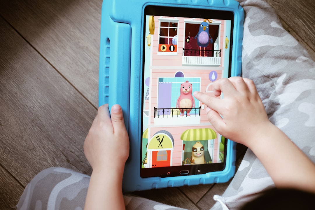 Kind kijkt op een tablet tijdens een autorit