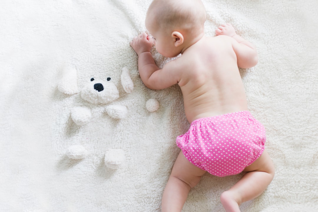 Newborn baby meisje in roze knuffeldoek