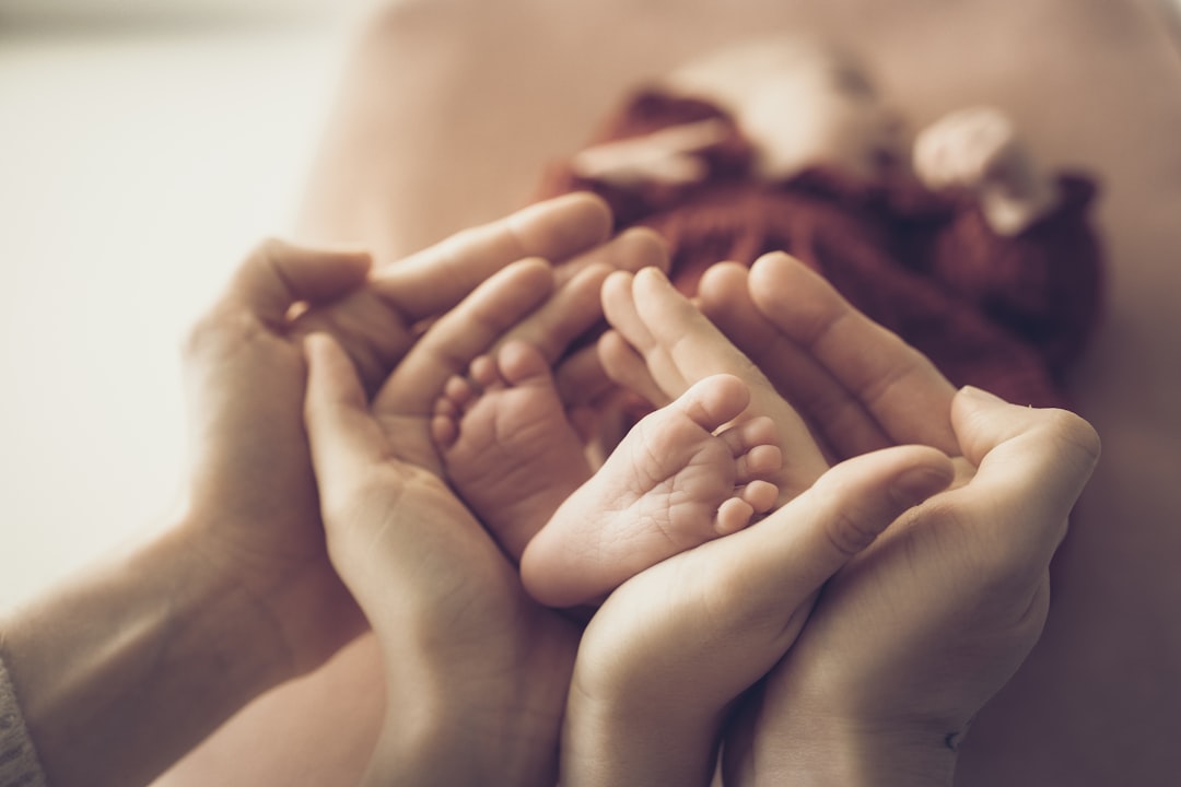 Pasgeboren baby met ouders rond