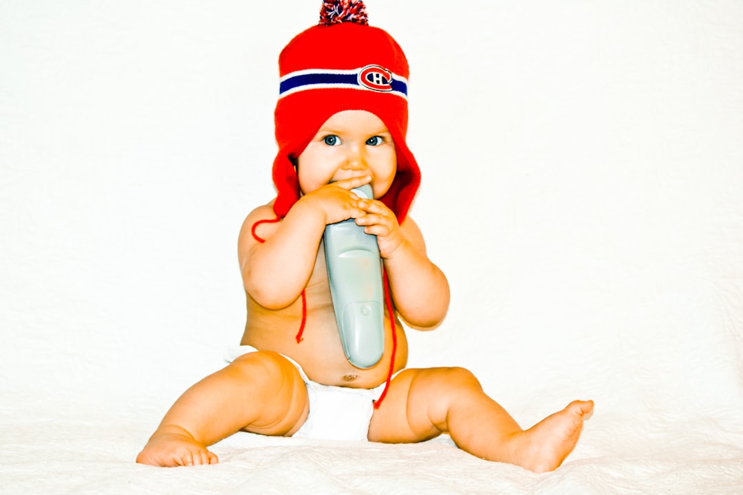 Baby drinkt voorzichtig water uit een tuitbeker