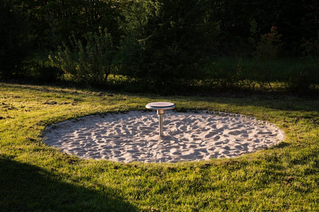 Houten zandbak met deksel kiezen praktische tips voor een schone tuin