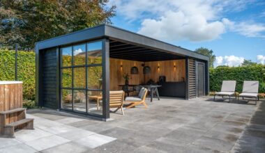 Houten tuinkamer met openslaande deuren in de tuin