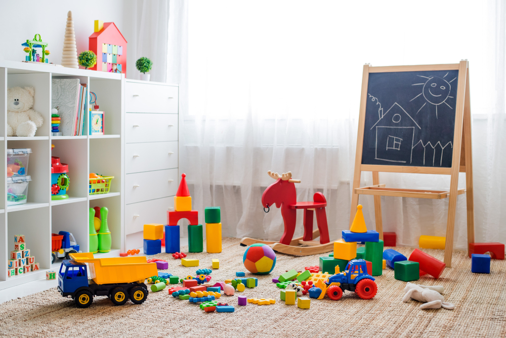 Opgeruimde kinderkamer met speelgoed