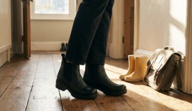 Zwarte chelsea boots in een gezinsgang