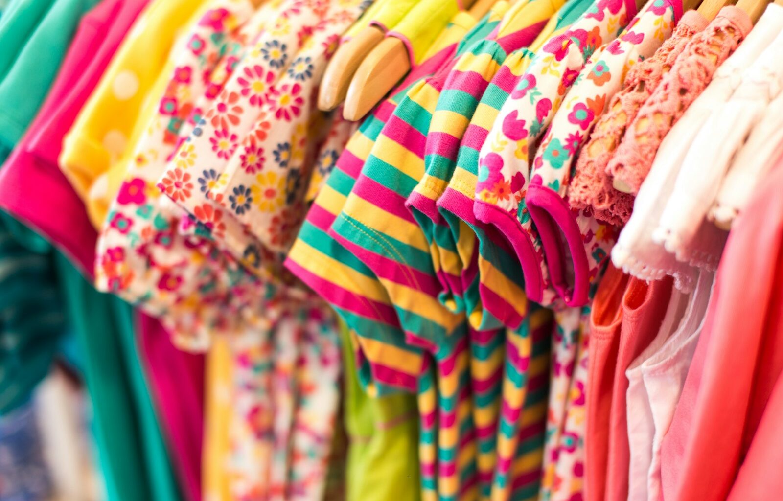 Kinderkleding tweedehands verkopen: wat het oplevert en wat het kost aan tijd