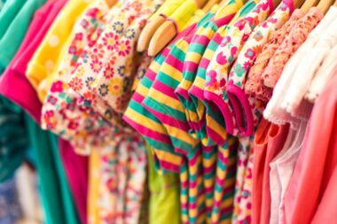 Kinderkleding tweedehands verkopen: wat het oplevert en wat het kost aan tijd