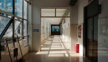 Lege gang in een ziekenhuis met daglicht