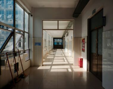 Lege gang in een ziekenhuis met daglicht