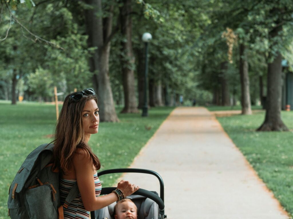 Kinderwagen in een park in het najaarslicht