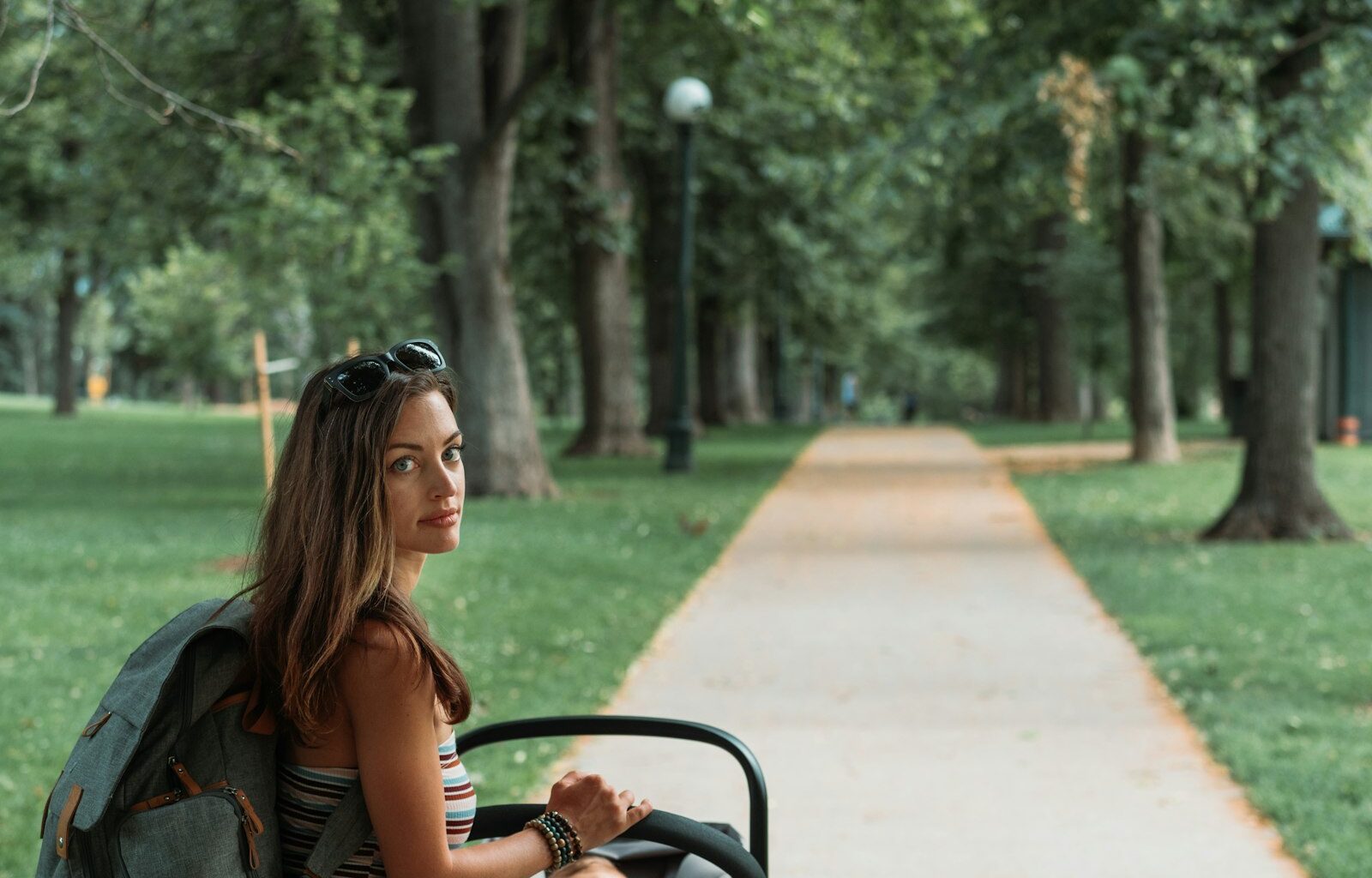 Kinderwagen in een park in het najaarslicht