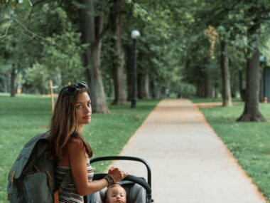 Kinderwagen in een park in het najaarslicht