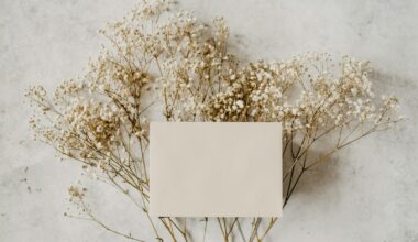 Ingepakt cadeautje met een handgeschreven kaartje en bloemen op tafel