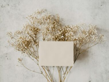 Ingepakt cadeautje met een handgeschreven kaartje en bloemen op tafel