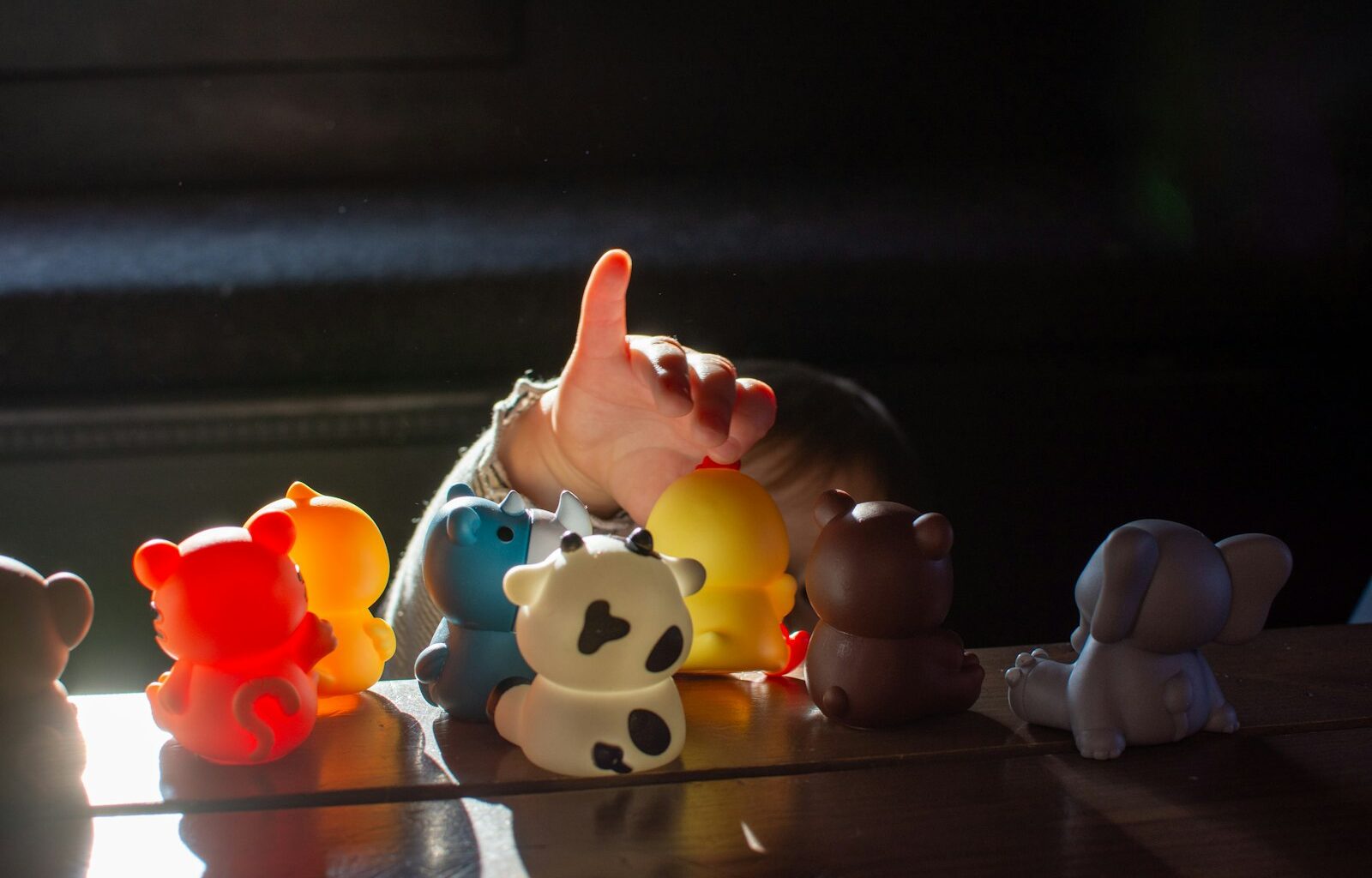 Kleurige squishy knijpspeeltjes in een bamboe stoommandje op tafel