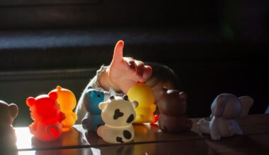 Kleurige squishy knijpspeeltjes in een bamboe stoommandje op tafel