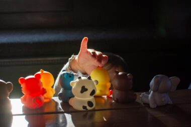 Kleurige squishy knijpspeeltjes in een bamboe stoommandje op tafel