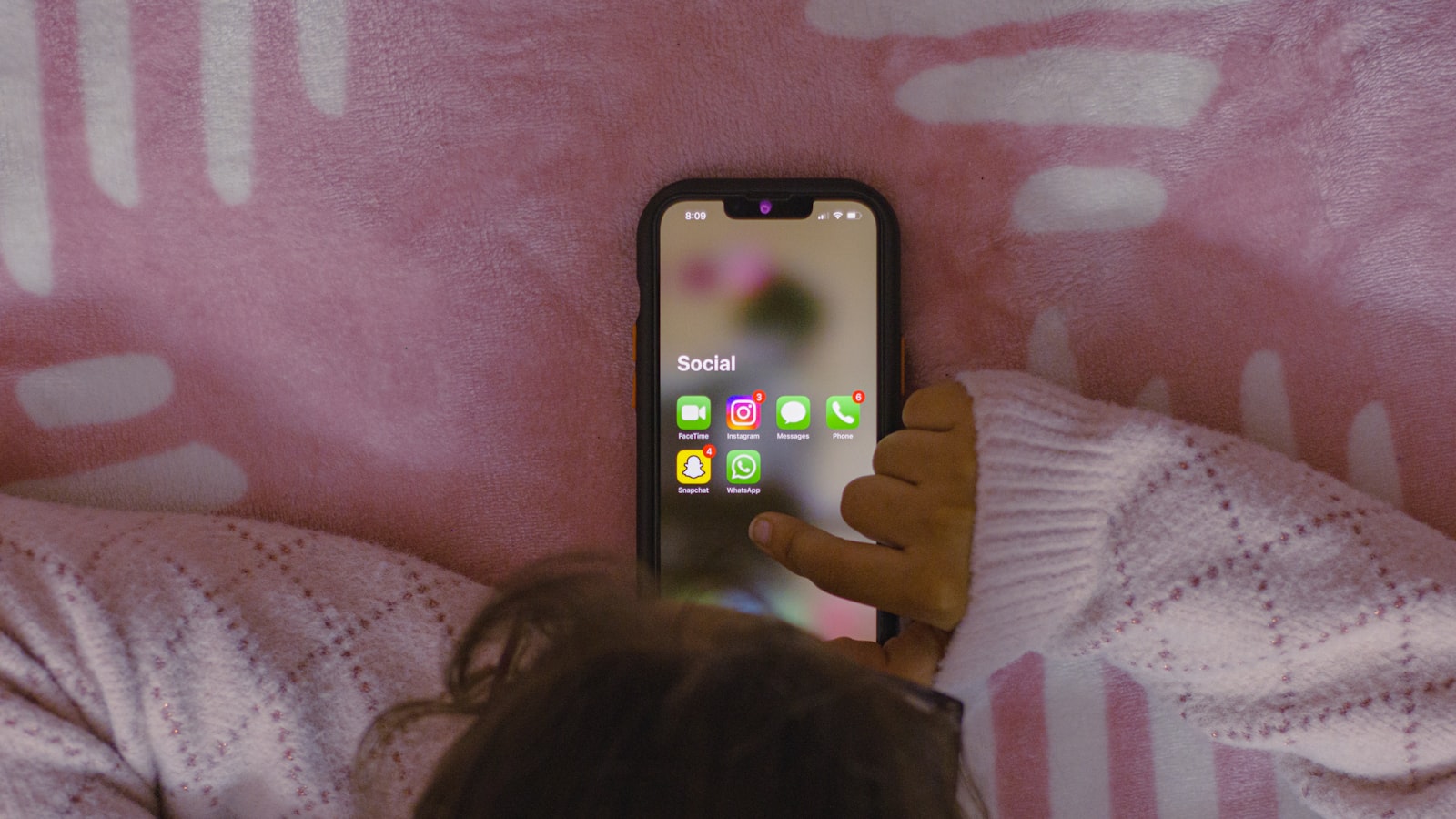 Kind kijkt naar een smartphone in zijn handen