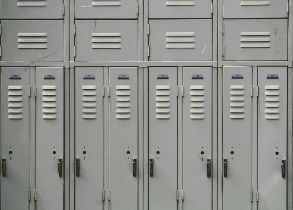 Lege schoolgang met kluisjes langs de wand