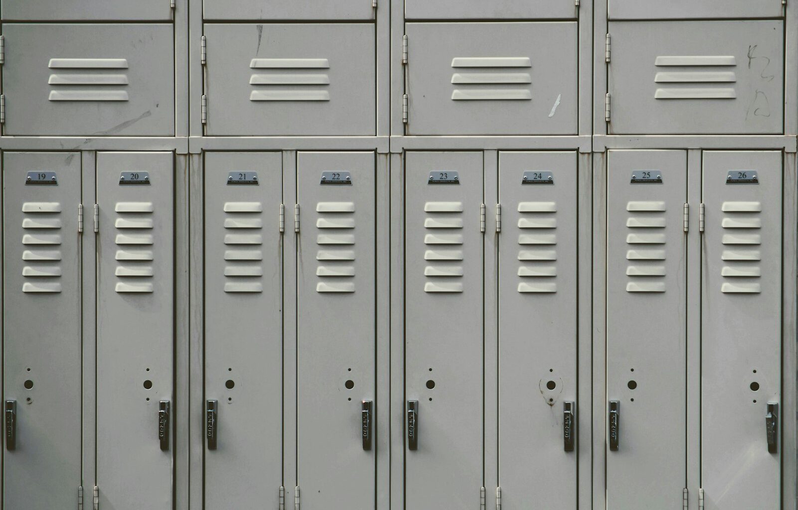 Lege schoolgang met kluisjes langs de wand
