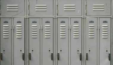 Lege schoolgang met kluisjes langs de wand