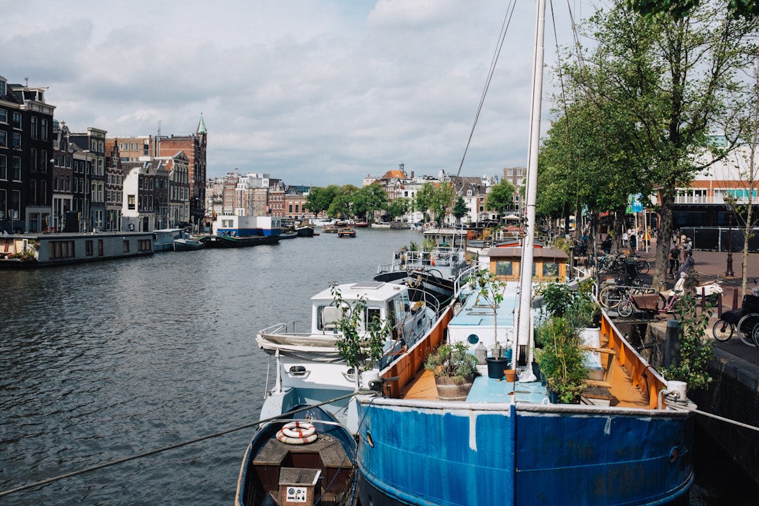 Sloep op het water tijdens een tocht