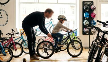 Kind zit op een kinderfiets met beide voeten plat op de grond