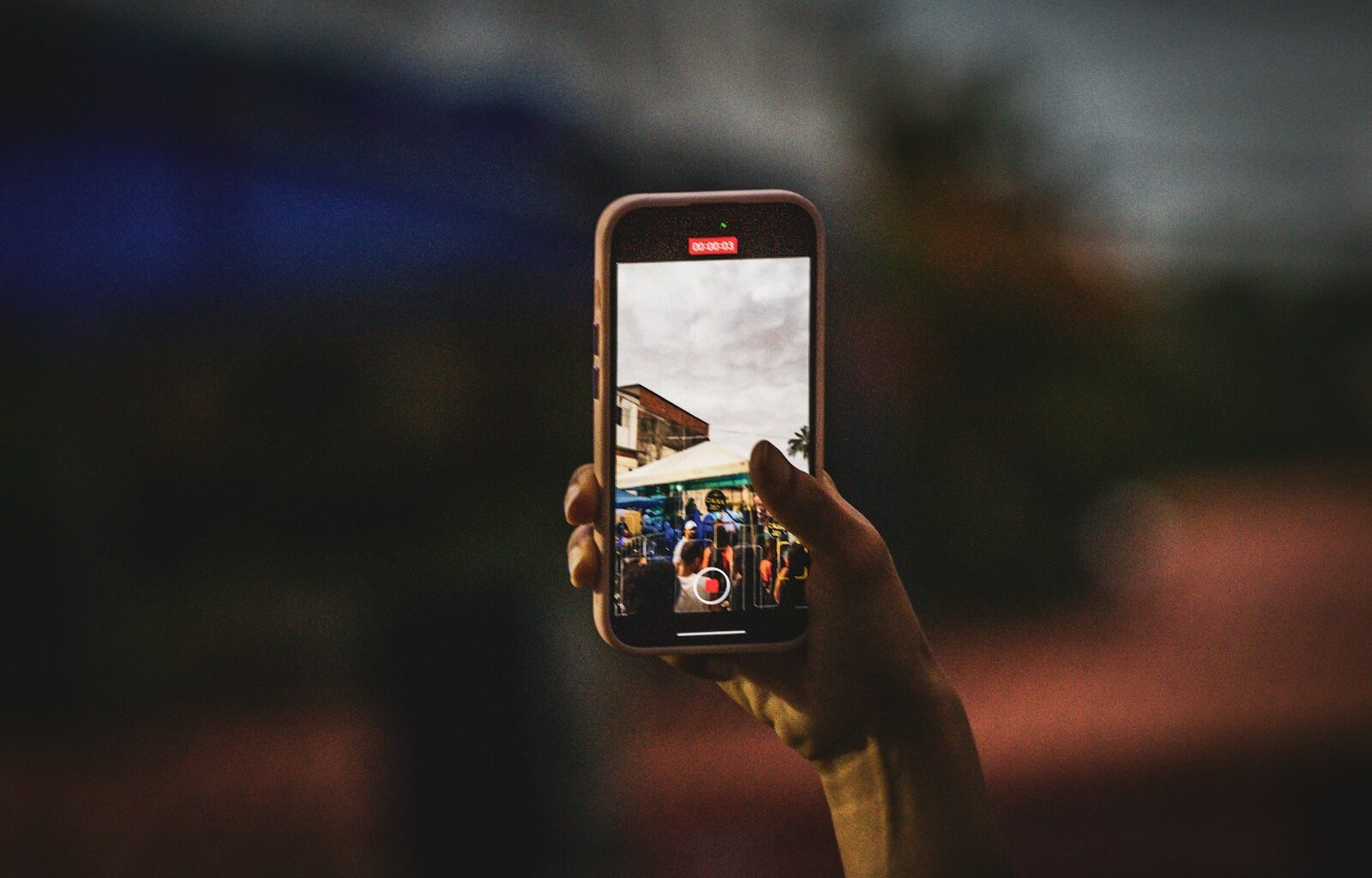Handen die met een smartphone een foto maken