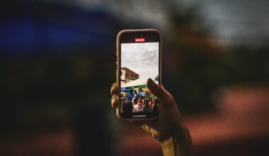 Handen die met een smartphone een foto maken