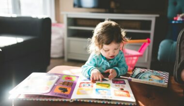 Ouder leest een prentenboek voor aan een kind op de bank