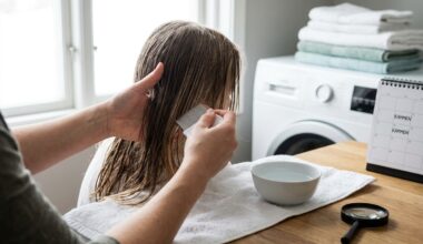 Ouder kamt het haar van een kind met een fijntandige netenkam boven een wit vel papier