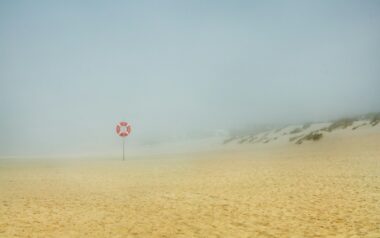 Leeg strand met duinen op een nazomerdag