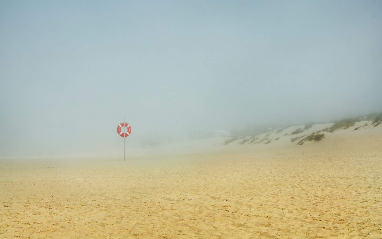 Leeg strand met duinen op een nazomerdag