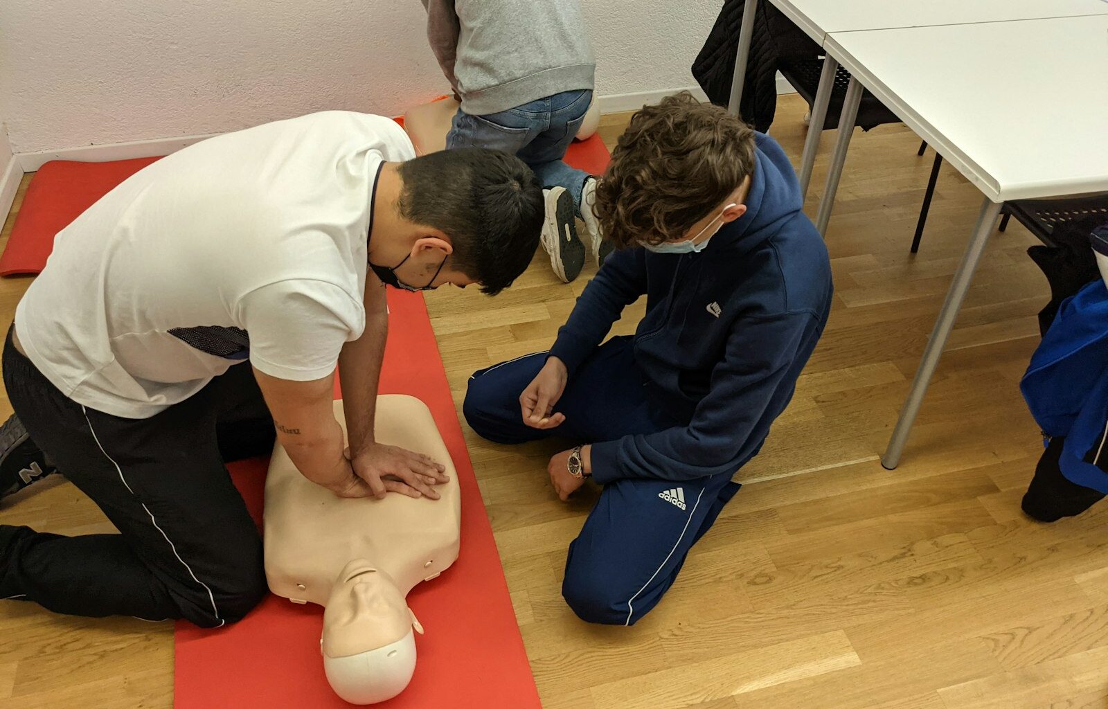 EHBO-oefenpop en verbandtrommel tijdens een EHBO-cursus