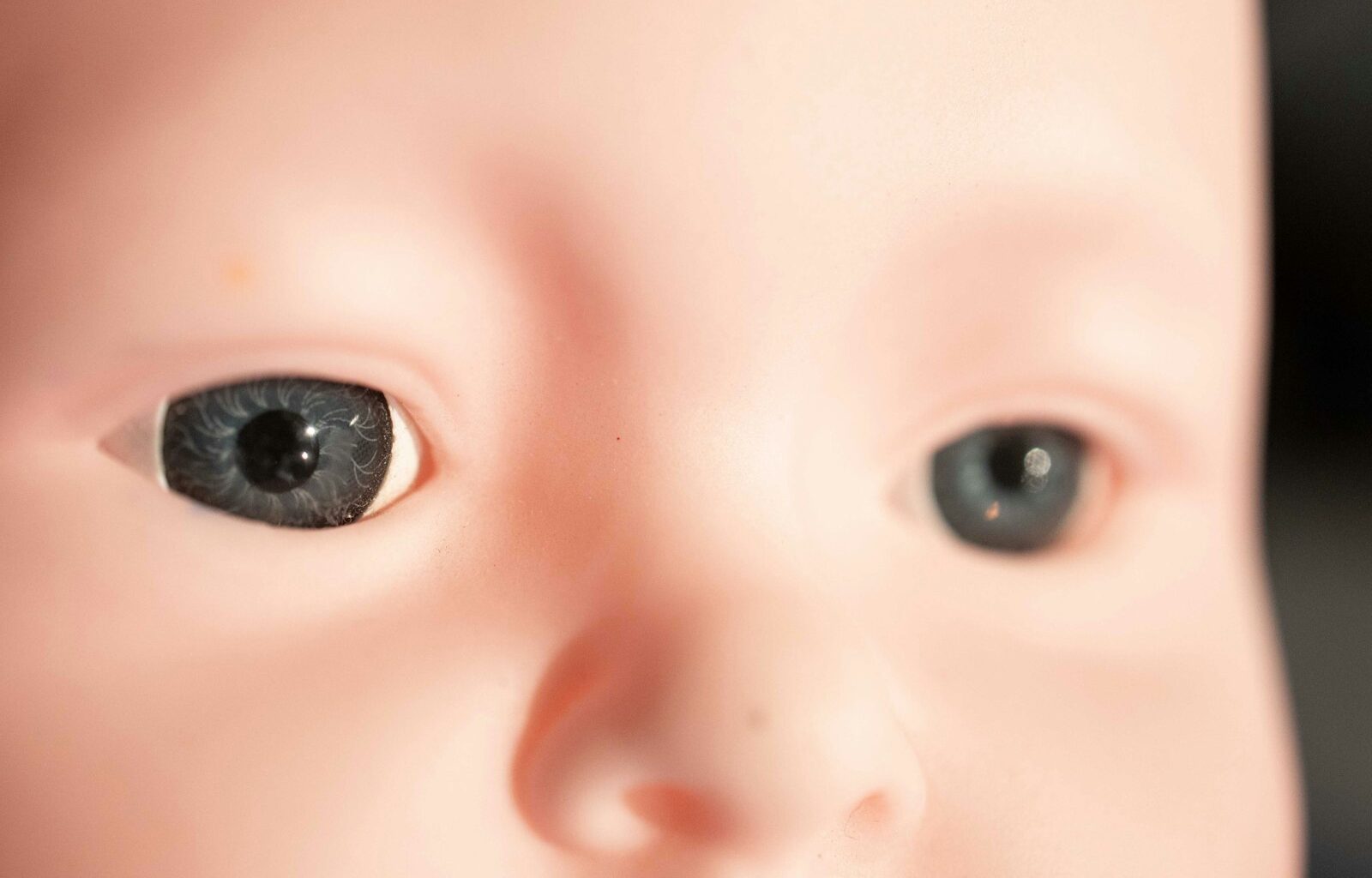 Reanimatiepop van een baby op een tafel tijdens een EHBO-cursus