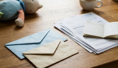 Ouder aan de keukentafel met post van de Belastingdienst en een laptop