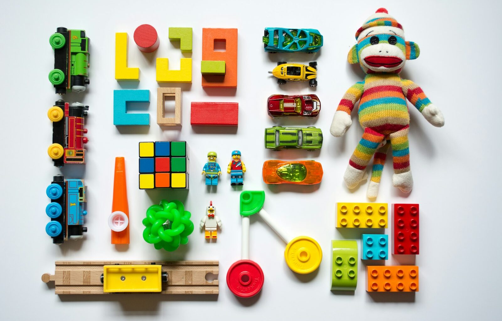 Speelhoek van een kinderdagverblijf met houten speelgoed