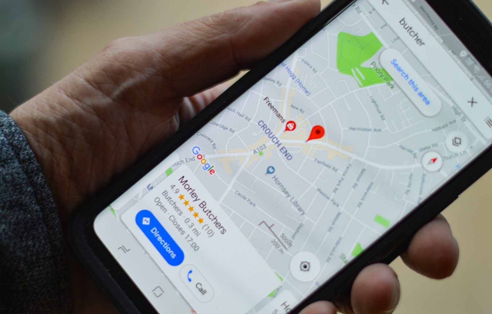 Tiener met smartphone waarop een kaart te zien is