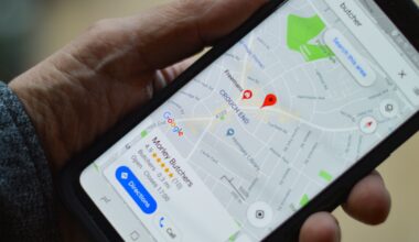 Tiener met smartphone waarop een kaart te zien is