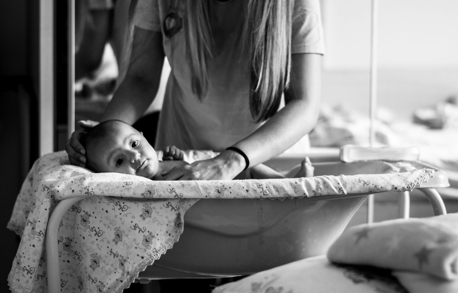 Baby op een aankleedkussen tijdens het verschonen