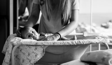 Baby op een aankleedkussen tijdens het verschonen