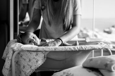 Baby op een aankleedkussen tijdens het verschonen