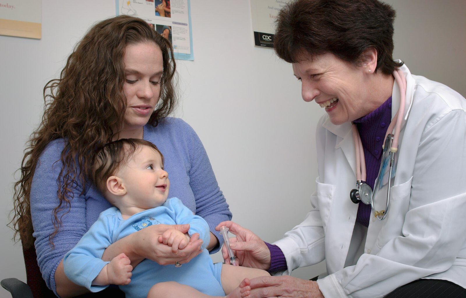 Peuter krijgt een vaccinatie in de bovenarm bij het consultatiebureau