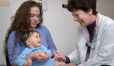 Peuter krijgt een vaccinatie in de bovenarm bij het consultatiebureau