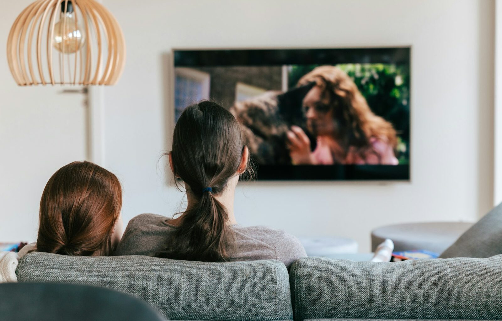 Gezin kijkt samen televisie op de bank
