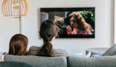 Gezin kijkt samen televisie op de bank