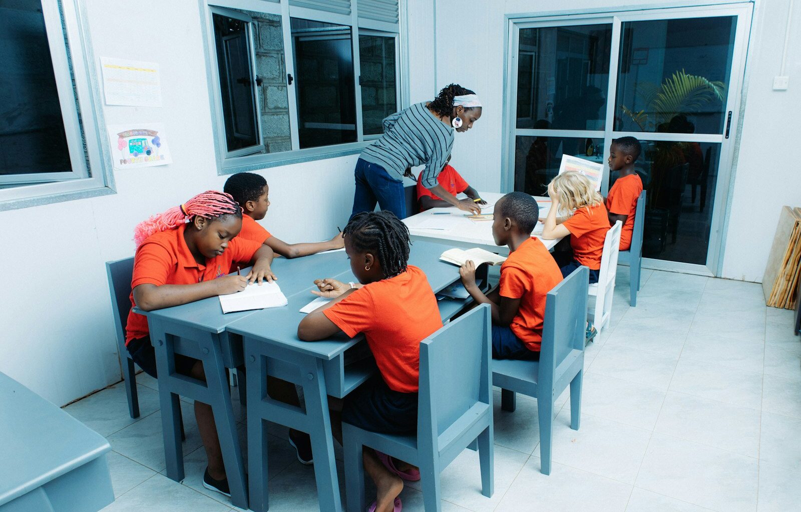 Leerlingen aan het werk in een klaslokaal op de basisschool